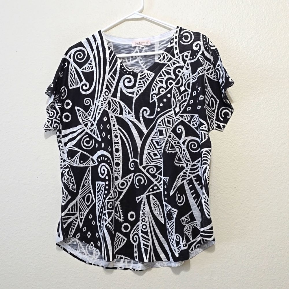 Jess & Jane abstract vneck t-shirt size large.‎
